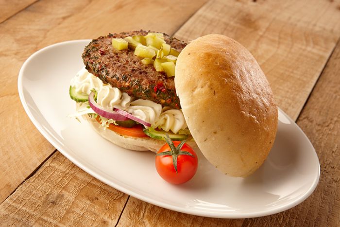 Italiaanse bol met roomkaas en hamburger