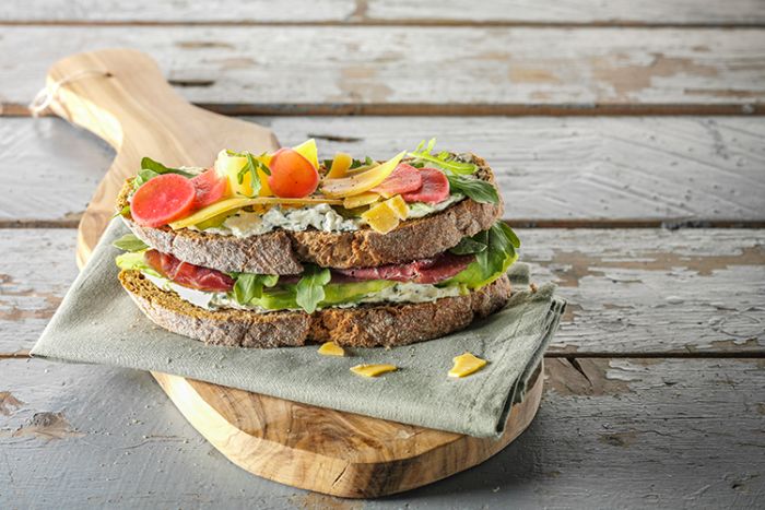 Sandwich met roomkaas, runderrookvlees, mierikswortel, roomkaas en avocado recept